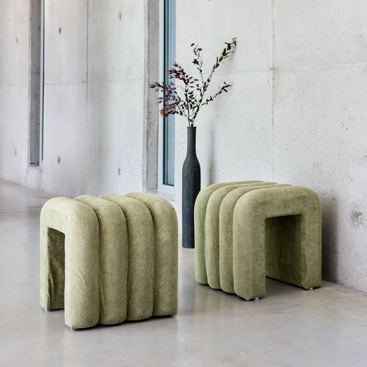 Set de 2 poufs contemporains en tissu vert I sweeek