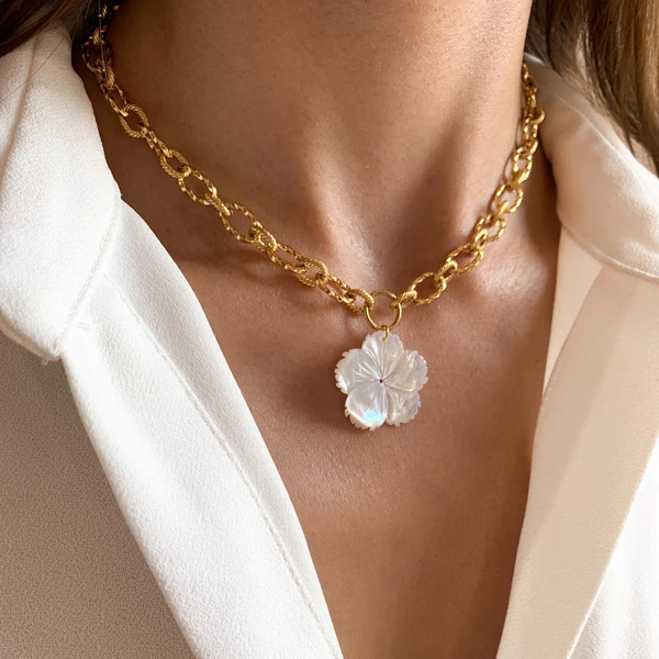 Collier ras de cou pendentif fleur nacre – MEORA Paris