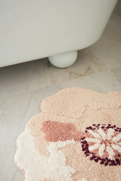 Tapis de bain tufté en forme de fleur - Rose poudré/fleur - Home All | H&M FR
