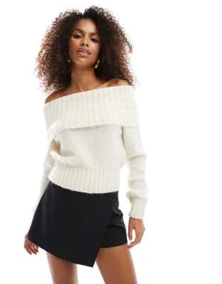 Bershka - Pull duveteux à encolure bardot - Écru