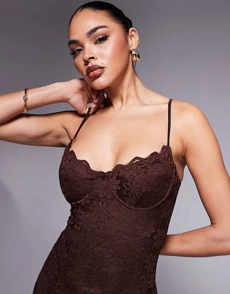Wanderdoll - Leah - Robe longue et structurée en dentelle avec bretelles fines et ourlet plongeant - Chocolat