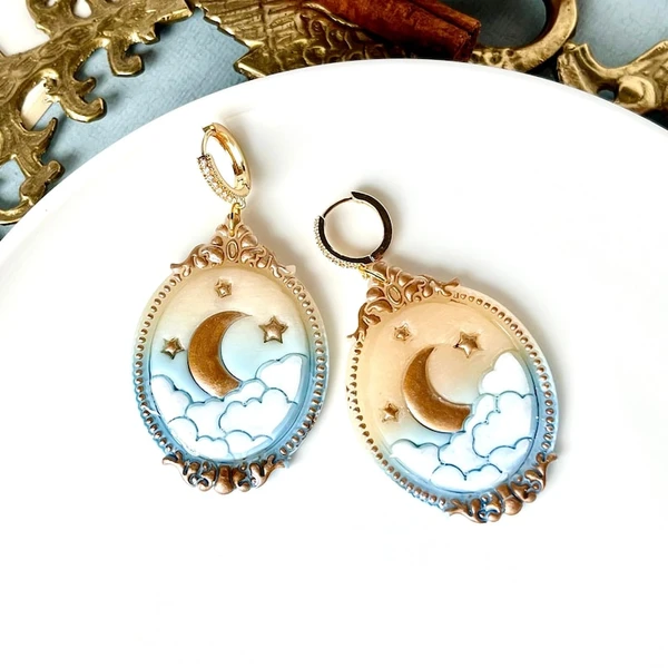 Cadre céleste avec lunes et nuages, boucles d’oreilles originales en argile polymère, cadre gothique, tatouage traditionnel, cadeau translucide