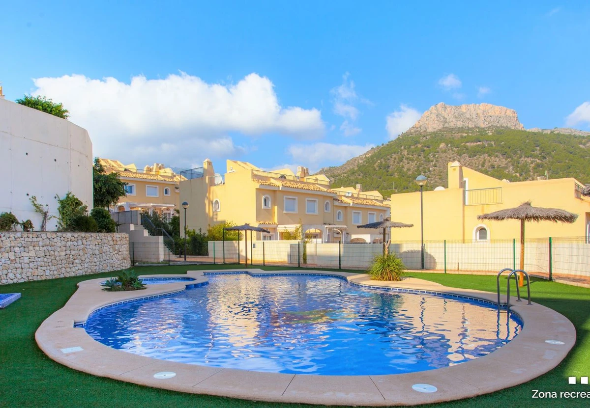 Maison mitoyenne MARYVILLA à Calpe – 3 chambres, vue sur la mer, 2 terrasses, barbecue, climatisation et Wi-Fi