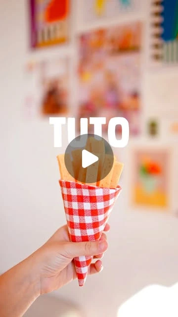 Marguerite et Jorge on Instagram: "🧡🧽 DIY frites en éponge – le tuto rapide, malin et craquant (ou croquant) 🍟😍Le tuto parfait pour compléter la petite cuisine de Georges et sa dînette adorée 😍Cela faisait un moment que je voulais faire des frites, mais sans passer des heures à les coudre en feutrine ou à les crocheter. Et puis j’ai eu l’idée magique en tombant sur une éponge dans un magasin ! 🤣Je l’ai simplement coupée en lamelles bien régulières avec un cutter et une lame bien aiguisé. C’est d’ailleurs très satisfaisant à faire, presque une séance ASMR à elle seule 😌Pour le petit cornet de frites, rien de plus simple : quelques chutes de tissu, cinq minutes de couture et le tour est joué. Résultat : un mini accessoire trop mignon, économique et zéro déchet ♻️Dites-moi, qu’est-ce que je prépare la prochaine fois pour compléter la dînette de Georges ? 🍔🌭....#dinette #cuisineenfant #kidskitchen #diy #diyplayideas #diyforkids #creativemum #kidsplay #kidsplaytime"