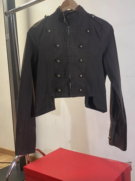 Veste de cirque marrons avec gros bouton
