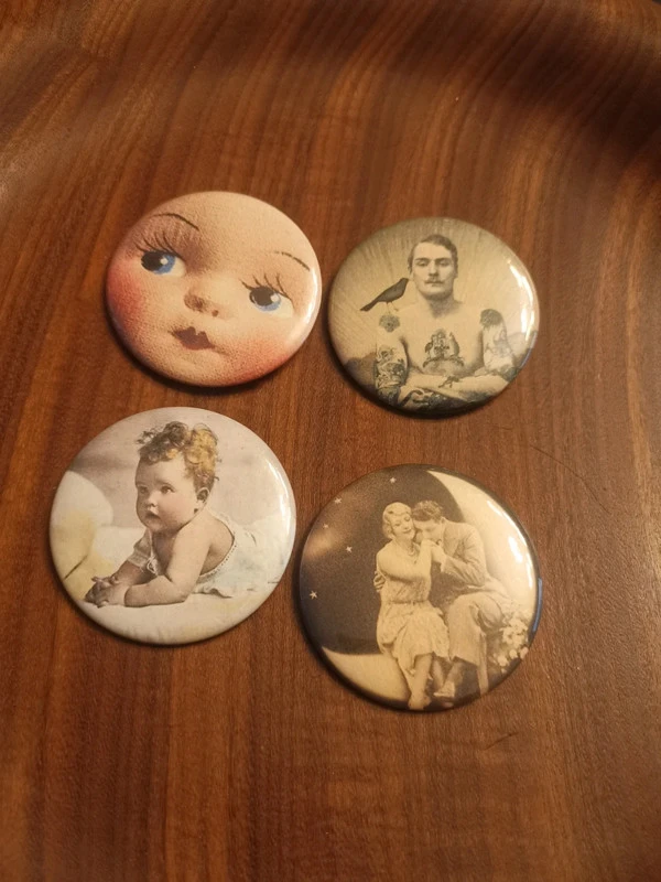 4 badges vintage