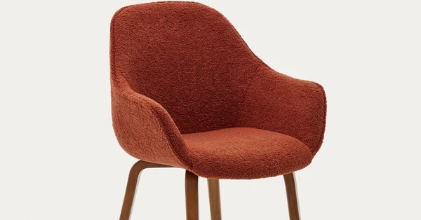 Chaise Aleli bouclette terre cuite et pieds en bois de frêne avec finition noyer | Kave Home France
