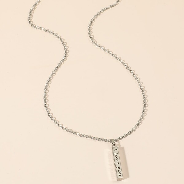 Collier avec pendentif lettre gravée