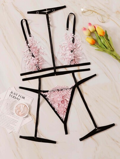 Ensemble de lingerie avec dentelle et ras-du-cou