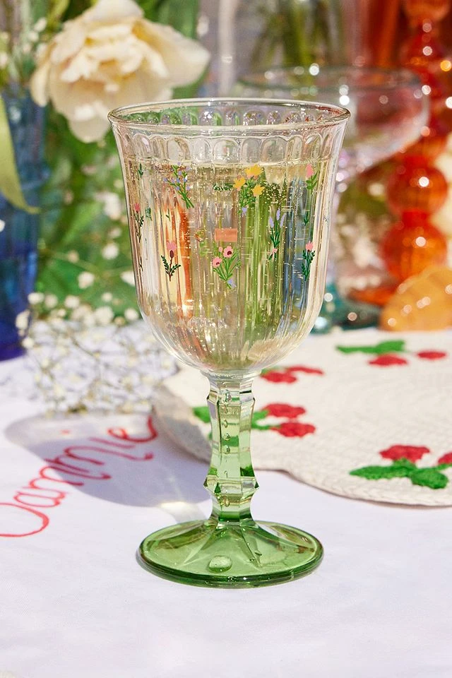 Verre à vin côtelé à motif floral