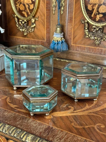 Set 3 vintage geslepen glazen juwelendoosjes – facetglas – gegraveerd – Hollywood Regency