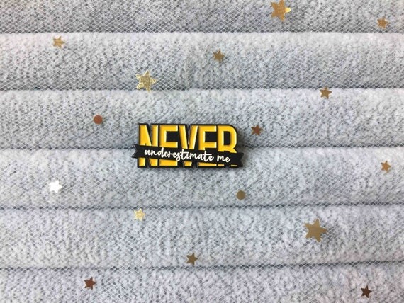 Ne me sous-estimez jamais l’épingle en émail épingles en émail épingle à revers épingle en émail dur mignon épingle émail kawaii pins cadeau pour son dessin animé épingle émail