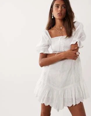 Miss Selfridge - Robe babydoll en dentelle brodée - Blanc