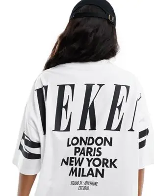 ASOS - Weekend Collective - T-shirt oversize avec logo superposé au dos - Blanc