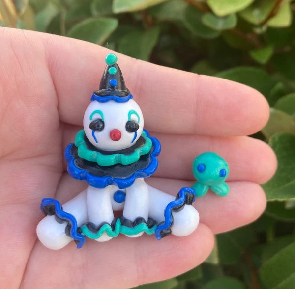 Figurine faite main de clown néon