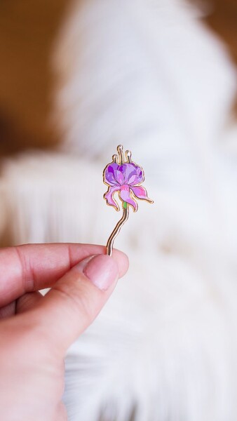 Épingle en émail floral Fuchsia, Cadeau Fuchsia, Épingle pour amateur de fleurs, Badge Fuchsia, Épingle à broche Fuchsia, Accessoire botanique, Épingle à sac à dos