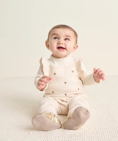 combinaison bébé fille en fibres recyclées écru imprimé petit cœurs