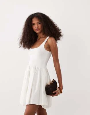 ASOS DESIGN - Robe courte à encolure dégagée avec jupe en popeline et corsage côtelé - Blanc