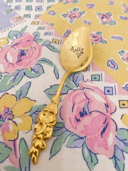 Cuillère Louise dorée en laiton : hello - Les Petites Cuillères de Juliette