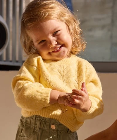 Pull bébé fille jaune ajouré
