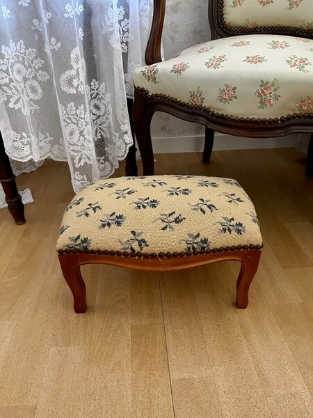 Repose pieds .Tabouret en bois. Tapisserie. Vintage des année 1960.