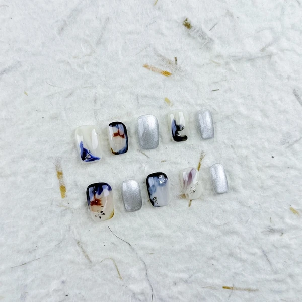 Ongles carrés courts et avant-gardistes avec dégradé argenté, petits flocons, parfaits pour les looks tendance, faux ongles avec une touche audacieuse