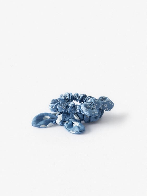 LOT DE DEUX CHOUCHOUS EN DENIM IMPRIMÉS