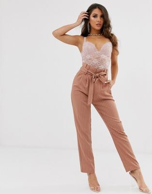 PrettyLittleThing - Pantalon fuselé à taille haute froncée - Terracotta | ASOS