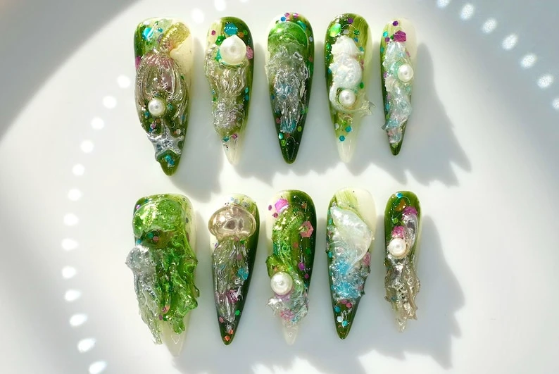 Ongles à Presser Faits Main "Océan Mythique", Art d'Ongles Coloré, Ongles Verts Uniques Peints à la Main avec Méduse, Sirène, Dauphin | Printemps &