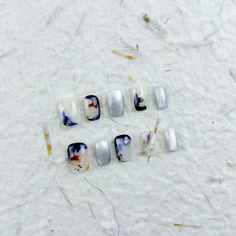 Ongles carrés courts et avant-gardistes avec dégradé argenté, petits flocons, parfaits pour les looks tendance, faux ongles avec une touche audacieuse