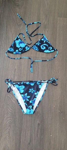 Maillot de bain 2 pièces avec des fleurs bleues et noires