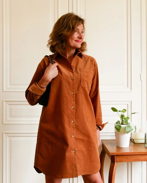 Barbara sur Instagram: "Mon indispensable de rentrée : la robe chemise en velours côtelé !❤️
Je l’ai réalisée à partir du patron Constance de @ma_petite_fabrique imaginée en collaboration avec @e_mily_couture !
La coupe est canon, oversize juste ce qu’il faut et avec plein d’options comme sait le faire Cécile !😉
C’est un niveau intermédiaire et un tuto en vidéo est disponible sur la page du patron!
Je l’ai réalisée dans un velours milleraies de @mondialtissus et je suis ravie du résultat!
Je la porte avec mes bottes @petitemendigote (ancienne co) et sur la deuxième photo, vous pouvez voir mes nouvelles boucles d’oreille cœur en métal, émaillé de @unoiseausurlabranche , je les adore, elles sont super légères!😍
Mon article de blog est en ligne, vous y trouverez tous les détails, mes inspirations ainsi que des propositions de tissu avec les liens!
#robeconstance #constancepattern #mapetitefabrique #couture #cousette #coutureaddict #cousumain #passioncouture #dressingcousumain #instacouture #slowfashion #sewing #sewingaddict #beemade"