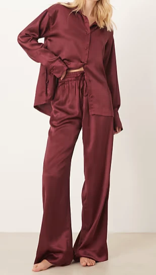 ASOS DESIGN Tall - Ensemble de pyjama en satin avec chemise et pantalon - Bordeaux