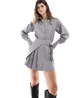 ASOS DESIGN - Robe chemise à fines rayures avec mini-jupe plissée et ceinture - Gris | ASOS