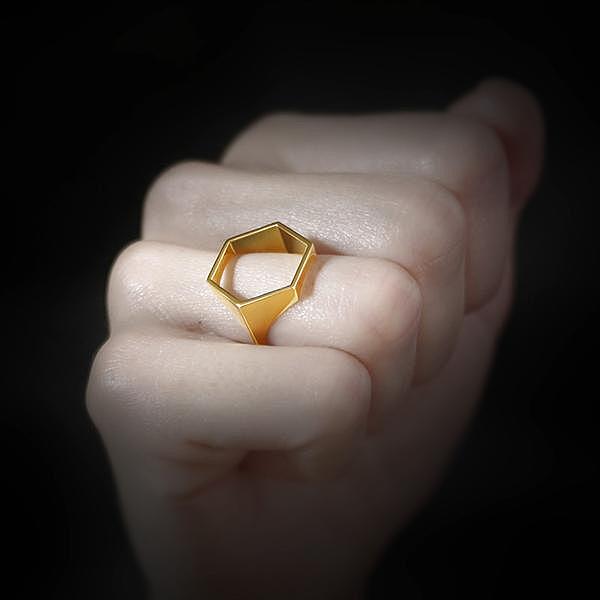 Hexagon Silhouette Ring (mais en noir taille 7)