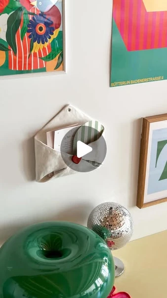 Chris Payen • DIY on Instagram: "Cette mignonnerie 🥹Celui-là, il était dans ma liste de DIY à faire depuis 1 an je crois 😂 et je ne comprends pas pourquoi je ne l’ai pas fait avant car il est tellement chou 😍 Et tellement simple à faire finalement !On est d’accord que le petit cœur rouge, ça change tout non ? ♥️#diy #argile #diyprojects #diydecor"