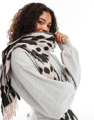ASOS DESIGN - Écharpe en jacquard léopard - Rose clair/anthracite