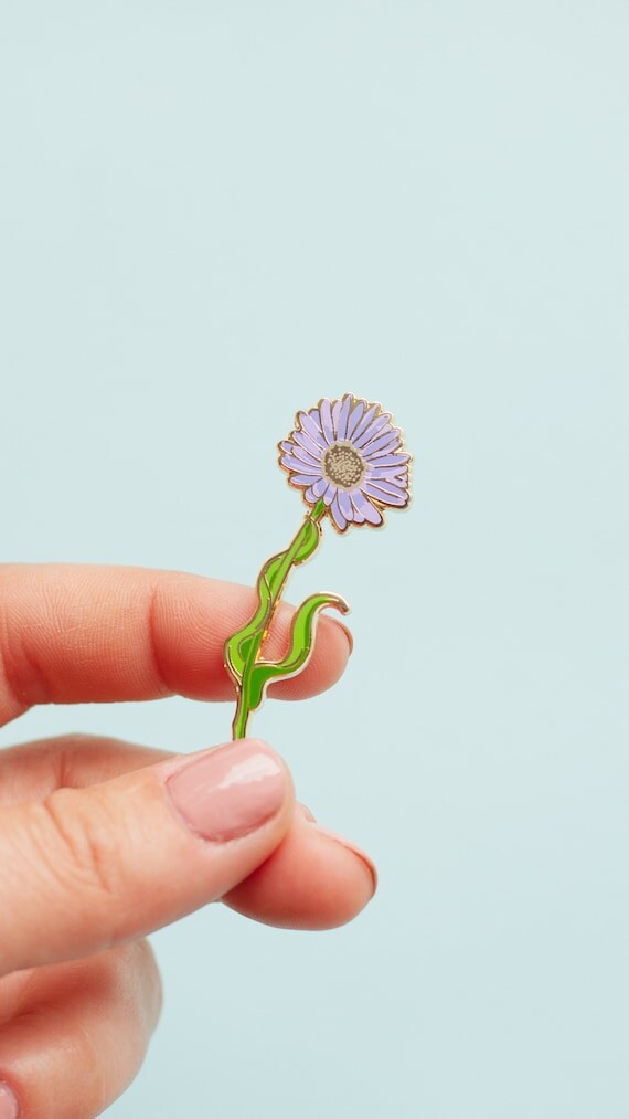 Épingle en émail aster, cadeau aster, épingle pour amoureux des fleurs, badge aster, épingle à broche aster, accessoire botanique, épingle à sac à dos