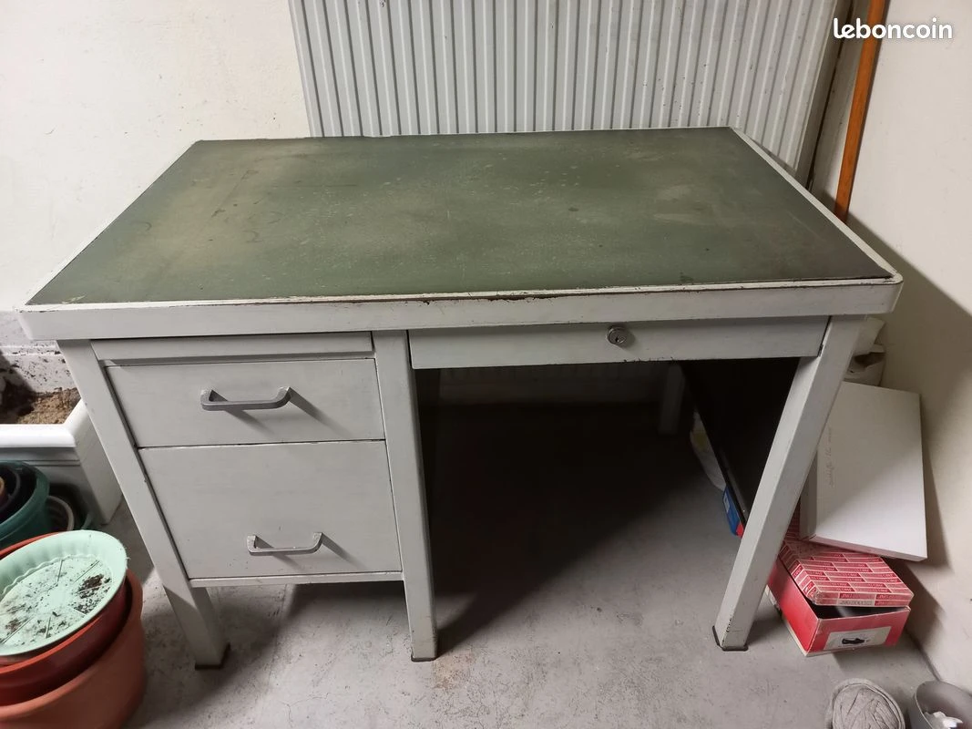 Bureau vintage en métal