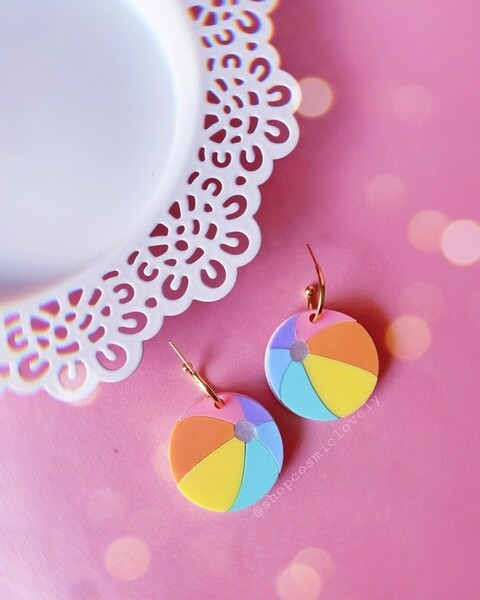 Boucles d’oreilles Beach Ball | Boucles d’oreilles en acrylique | Boucles d’oreilles d’été | Boucles d’oreilles pastel