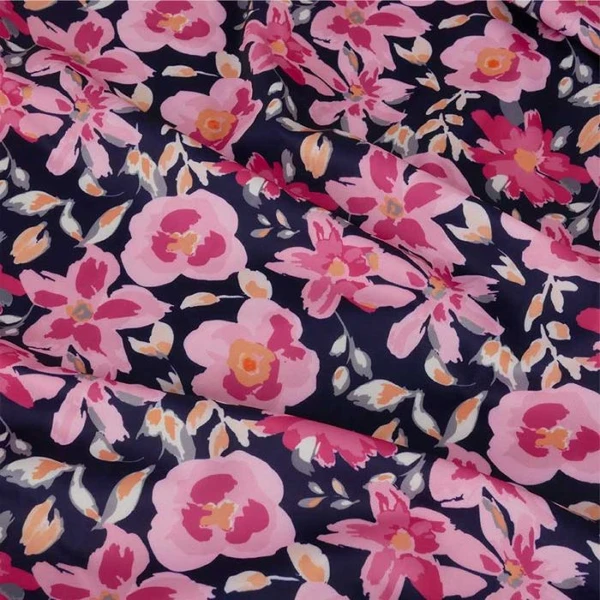 Tissu maillot de bain fleurs roses sur bleu marine – UV50, extensible et tendance