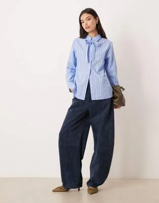 Nobody's Child - Hepburn - Chemise rayée à col lavallière - Bleu