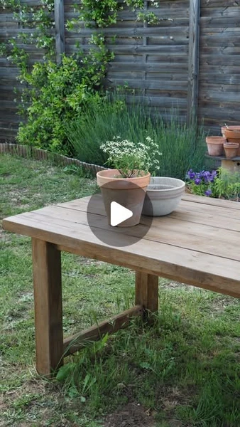 Stacey Stachetti ✨ DIY • Decoration • Lifestyle on Instagram: "J’ai enfin re-saturé ma table de jardin DIY ! ☀️Si tu veux refaire la même: commente “CROQUIS” et je t’envoie mes plans. L’an dernier j’avais choisi la teinte sable mais avec le temps je la trouvais un peu trop grise. Du coup changement d’ambiance avec un saturateur en teinte marron autoclave 🤎 je l’utilise souvent celui-ci !Et franchement… le rendu est encore plus beau que prévu !  Matériel utilisé : • Saturateur Aquadecks @owatrolfrance / teinte sable + teinte marron autoclave • 2 poteaux 9x9 cm de 180 cm coupés en 4 x 68 cm • 3 lambourdes de 240 cm coupées en 6 x 60 cm + 2 x 162 cm  • 3 bastaings de 4 m (15x5 cm) coupés en 6 x 2 m • Disques à poncer grain 40 + 80 + 120 • Vis bois 4x70 mm pour la structure • Grandes vis 6x90 mm pour les bastaings • Colle extra forte PolyMax @uhufrance  • Kit d’assemblage @wolfcraft_france• Outils @einhell_fr#DIY #table #tabledejardin"