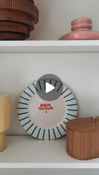 Maÿlis Luco on Instagram: "Retrouver un peu de créativité 🤍Quelle est votre préférée entre la Léopard et la Amour toujours ? 🙌🏻J’ai trouvé ces assiettes à 1€ chez Action et ça fait très longtemps que j’avais envie de tester les Marker Céramique.J’ai adoré cette activité, et je pense que je recommencerai avec les enfants, c’est un DIY très simple et super cool à faire pour eux 😍Attention, ces feutres ne sont pas compatibles avec le contact alimentaire direct, c’est pour ça que ce sont plutôt des assiettes décoratives, mais vous pouvez très bien décorer une coupelle pour un vide poche, l’extérieur d’un mug, d’une carafe, un vase, des tasses et soucoupes à café.. j’ai déjà plein d’idées 👀#ceramic #ceramics #diydecoration #diydecor #doityourself #homedecor #decoration #handmade #craft #crafting #diyhomedecor #homemade #dopamine #activitémanuelle"