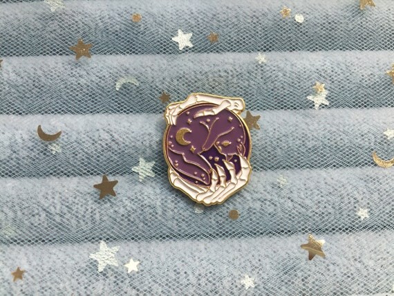 Sorcière Skeleton Hand magic ball wizard épingle en émail épingle mignonne épingles cadeau d’anniversaire pour son épingle en émail dur