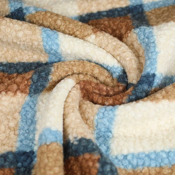 Tissu maille faux sherpa à carreaux beige et bleu | Tissu pour couture de gilets de berger, manteaux, doudous...