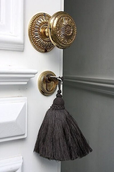 poigner de porte serrure et pompon de clef