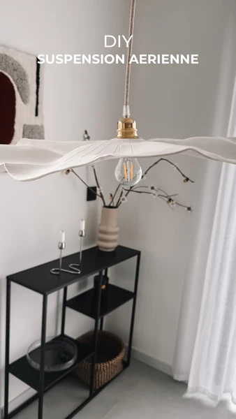 AMÉLIA LOPEZ DECIMAVILLA sur Instagram: "DIY suspension aérienne pour moins de 30€ ✨ Enregistre pour plus tard 👇🏼
Quand un simple morceau de pâte se transforme en suspension design💡
J’avais envie d’une lampe au style organique et aérien… mission accomplie ! J’ai repéré plein d’inspiration similaires sur Pinterest dont celle de @finca_home et j’ai décidé de la reproduire pour chez moi 🥰
Finalement, elle ira dans la future chambre d’amis plutôt que dans mon atelier 🙈🫶
J’adore le rendu, et vous, qu’en pensez-vous ? 🤍
#DIY #diyproject #homedecor #diyhomedecor
DIY suspension - Bricolage petit budget - Décorer sa maison"