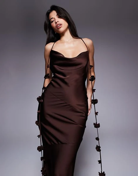 Wanderdoll - Aria - Robe longue en satin à col bénitier avec bretelles croisées dans le dos et détail drapé orné de fleurs - Chocolat
