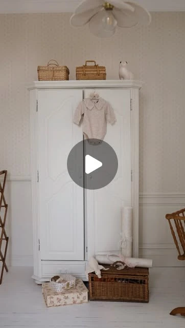 Marie ♡ on Instagram: "publicité 🤍 | il est temps de vous dévoiler le petit univers de notre poussin à venir… nous avons été accompagnés par @blimepaint pour la peinture et @petitbison_boutique pour le papier peint & l’association des deux fait chavirer mon cœur de mum to be 🐣On se donne rendez-vous dans quelques semaines pour le résultat final, avec toute la décoration et tous les meubles à venir !Peinture - pottery mood @blimepaintPapier peint - timeless pink @petitbison_boutique X @solangepilote_artsPeinture de sol rénovation perfection blanc satin @v33_officiel#mumtobe #chambre #chambrebebe #chambrebebefille #chambrebébé #kidroom #decoration #enfance #sapetitechambre #room #girlroom #petitefille #vintage"